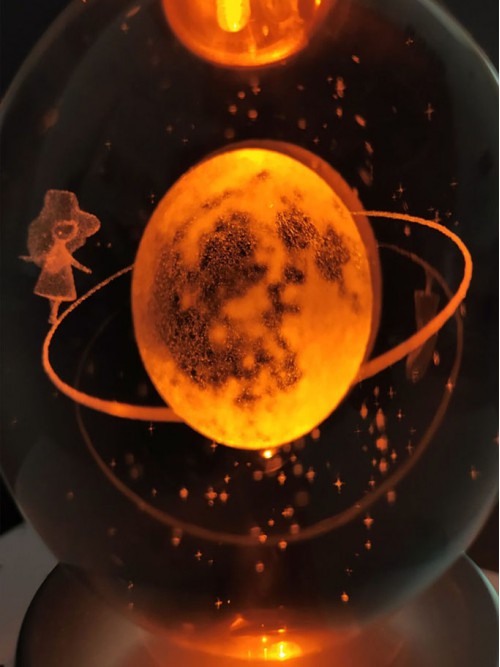 Kristal Satürnlü Kız Tasarımlı Renk Değiştiren Cam Küre