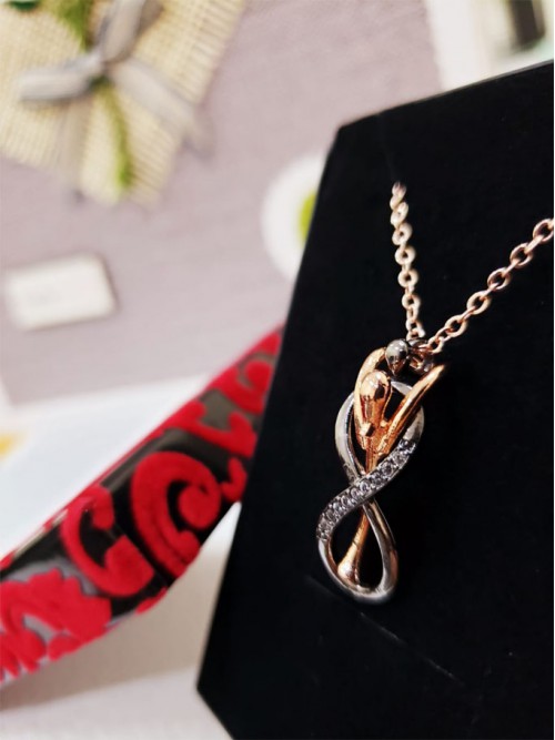 Sarılan Çift Sonsuzluk Kolyesi Sarılan Çift Sonsuzluk Kolyesi