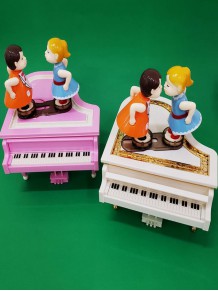 Piyano Tasarımlı Öpüşen Çiftler Müzik Kutusu 