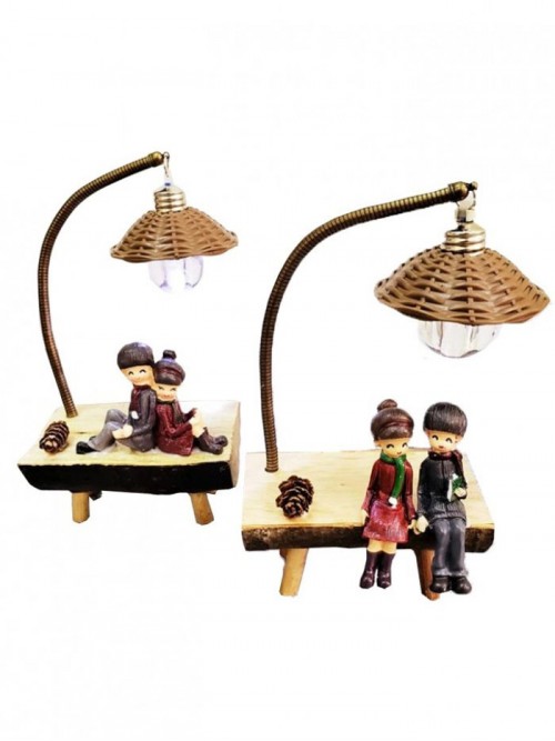 Ahşap Bankta Oturan Işıklı Genç Çift Aşıklar Biblo