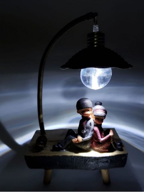 Ahşap Bankta Oturan Işıklı Genç Çift Aşıklar Biblo