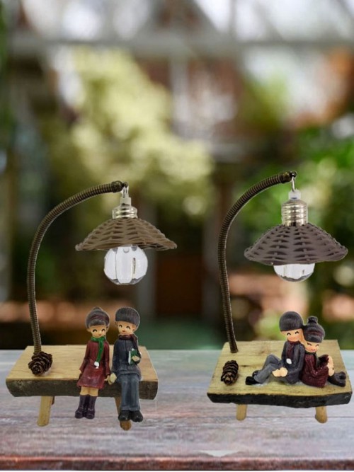 Ahşap Bankta Oturan Işıklı Genç Çift Aşıklar Biblo