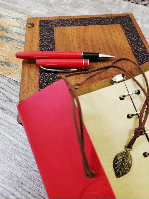 Kişiye Özel Ahşap Kutlu Kırmızı Deri Defter ve Kalem Seti
