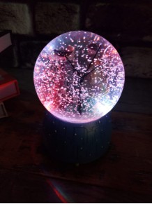 Büyük Boy Kış Temalı Püskürtmeli Işıklı Müzikli Romantik Kar Küresi Büyük Boy Kış Temalı Püskürtmeli Işıklı Müzikli Romantik Kar Küresi