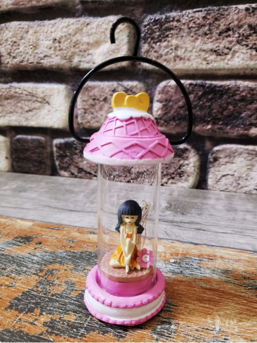 Led Işıklı Cam Fanus İçerisinde Oturan Kız Biblo