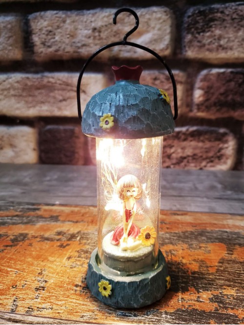 Led Işıklı Cam Fanus İçerisinde Oturan Kız Biblo