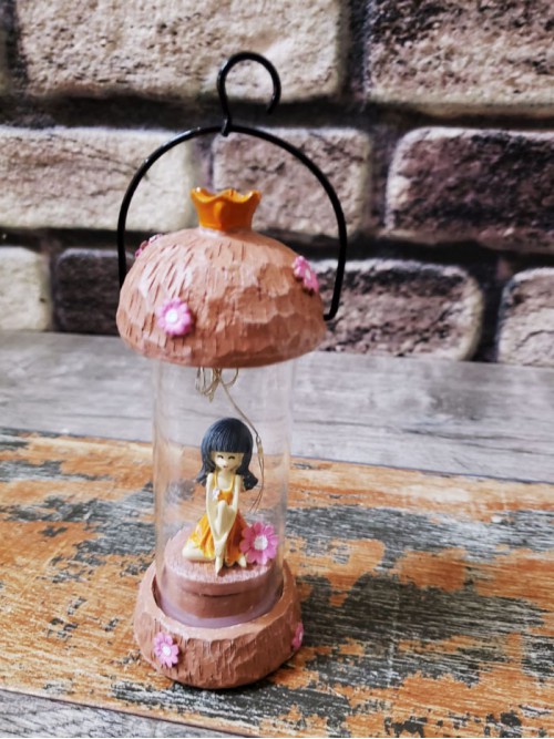 Led Işıklı Cam Fanus İçerisinde Oturan Kız Biblo