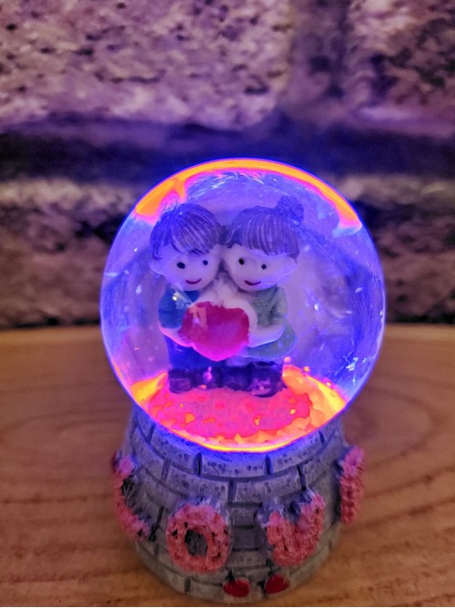 Love Yazılı Mini Sevgililer Temalı Işıklı Kar Küresi