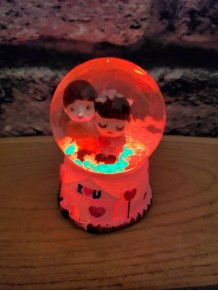 Mini Çift Sevgili Temalı Işıklı Kar Küresi Mini Çift Sevgili Temalı Işıklı Kar Küresi