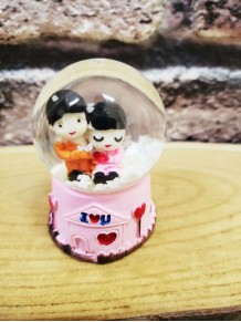 Mini Çift Sevgili Temalı Işıklı Kar Küresi Mini Çift Sevgili Temalı Işıklı Kar Küresi