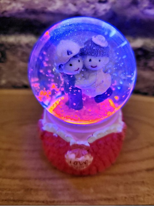 Pembe Mini Sevgililer Temalı Işıklı Kar Küresi