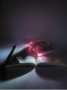 Pembe Renk Led Işıklı Kitap Okuma Gözlüğü Camsız